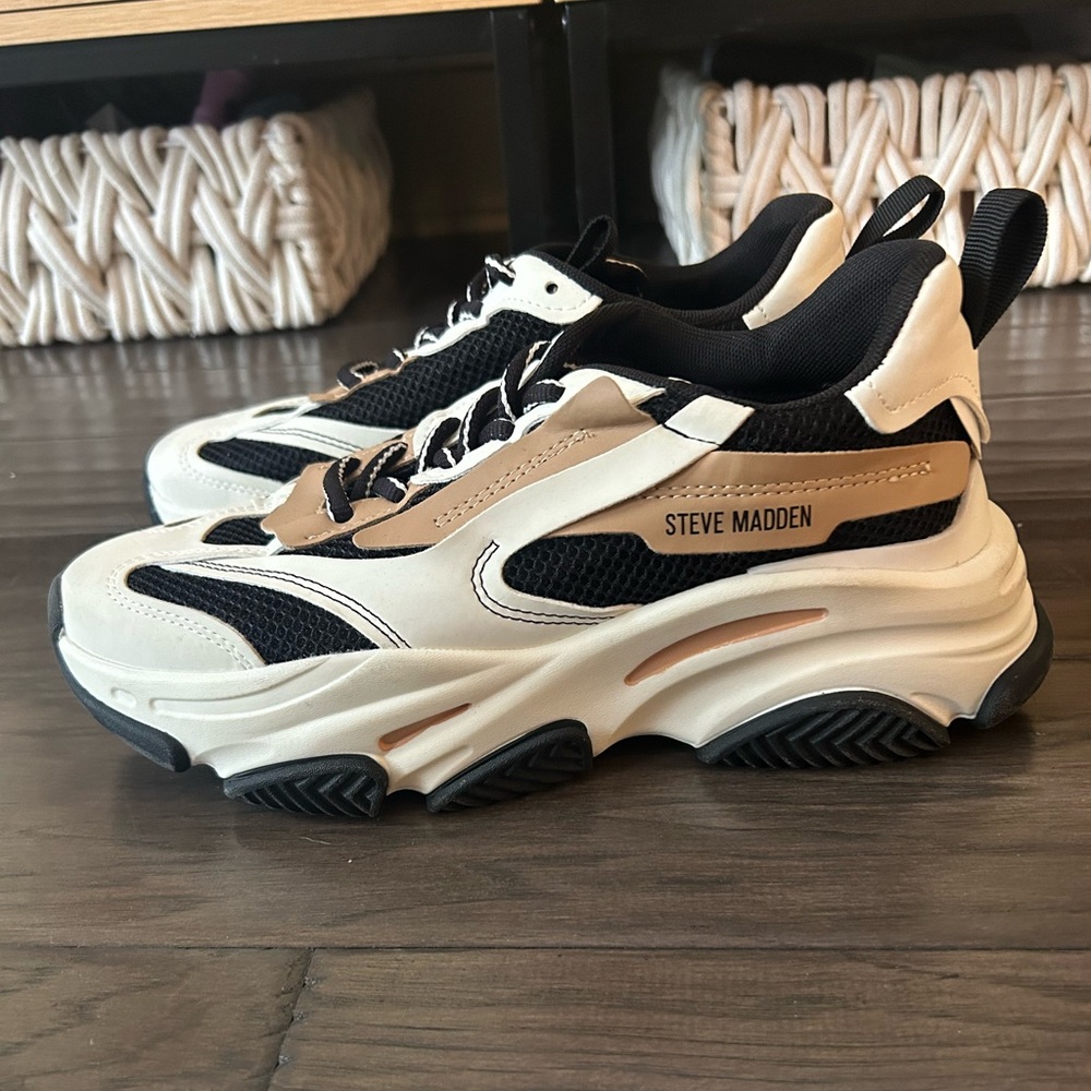 EXCELLENT CONDITION Steve Madden Cream and Black Sneakers 9.5 women’s